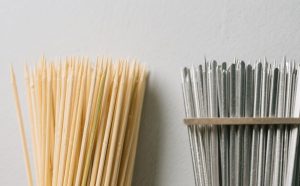 Avantages des brochettes en bois pour la sécurité alimentaire et la rentabilité en restauration professionnelle