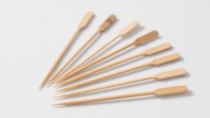 Brochettes métalliques plates pour une cuisson uniforme et une durabilité supérieure en restauration professionnelle