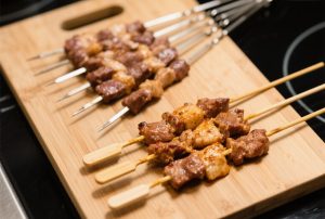 Brochettes en bambou ou en métal Analyse comparative pour une sélection éclairée en restauration