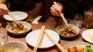 Sélection stratégique de bois pour baguettes jetables basée sur les propriétés mécaniques et tendances du marché