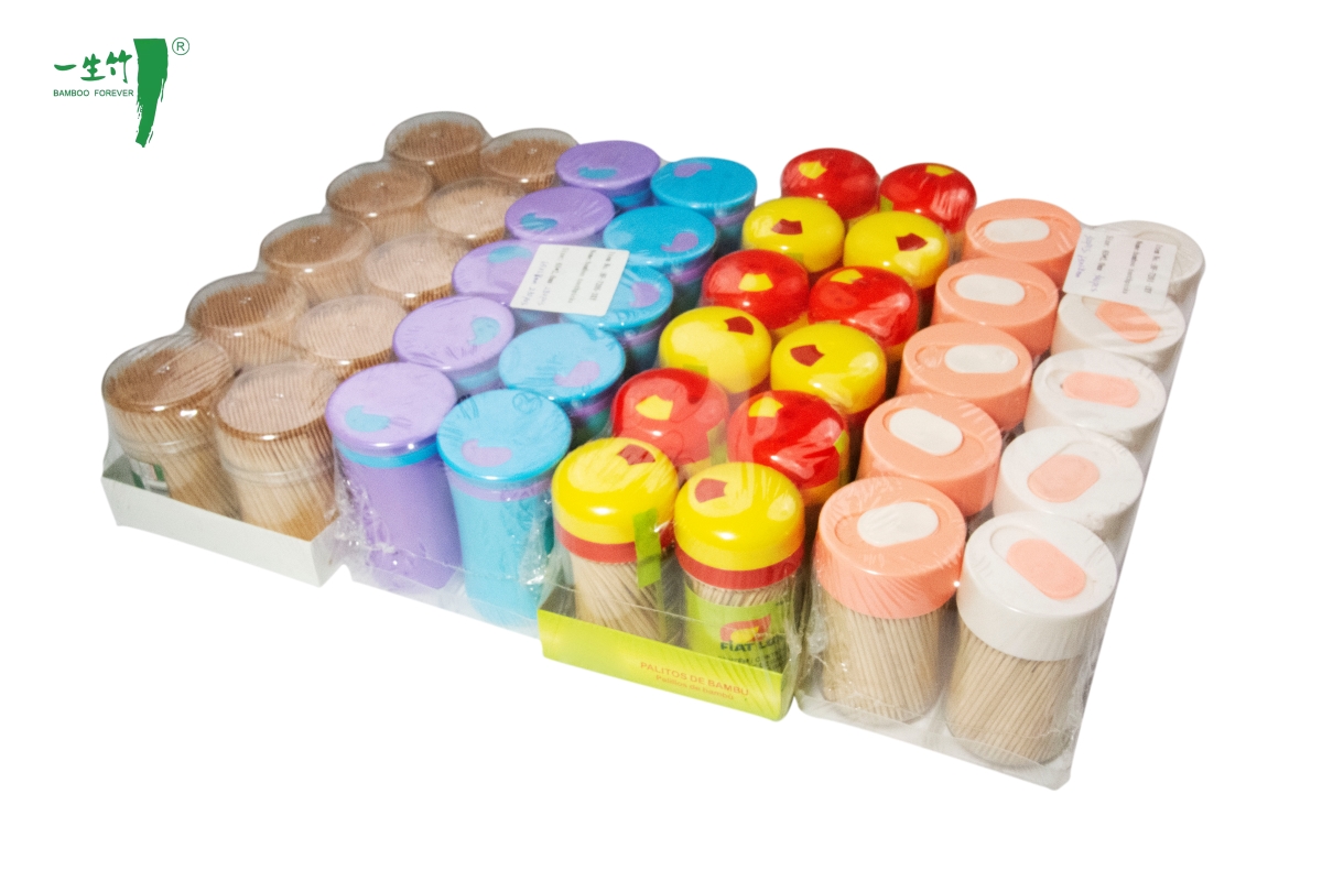 Cure-dents en bois de bambou ronds dans une boîte de rangement en plastique transparent